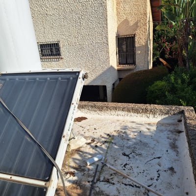 פאנלים סולאריים על גג עם צינור מחובר