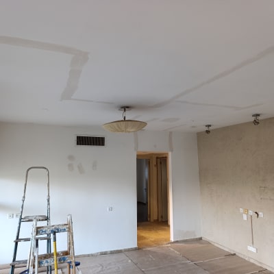 חדר עם סולם ועבודות צבע על הקירות והתקרה