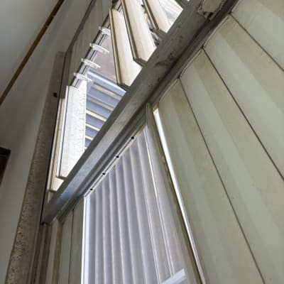 תריסים מלוכלכים עם אבק ולכלוך