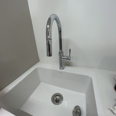 כיור עם ברז נירוסטה ומסנן מים