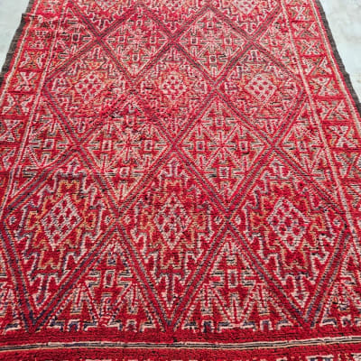 שטיח אדום עם דוגמאות גיאומטריות