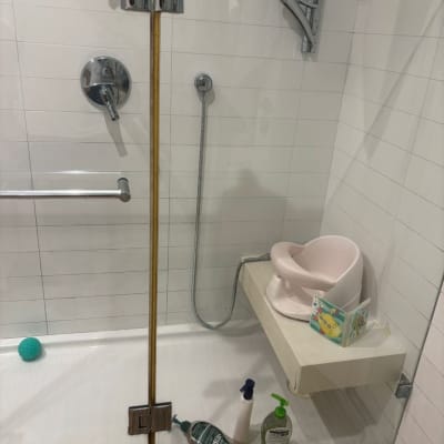 מקלחת עם צעצועים ומוצרי טיפוח