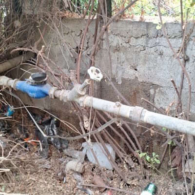 צינור מים עם ברז ומד מים כחול