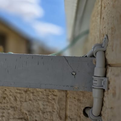 צינור מותקן על קיר חיצוני עם תפסנים