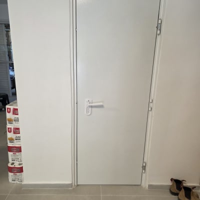 דלת לבנה עם ידית בחדר פנימי