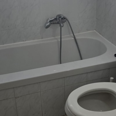 חדר אמבטיה עם אמבטיה, כיור ואסלה
