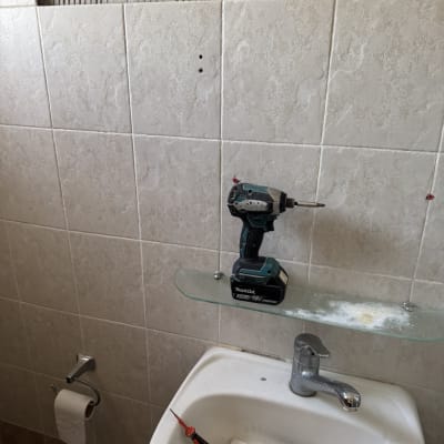 מברגה, מברג, סכין יפנית וסרט דבק על כיור