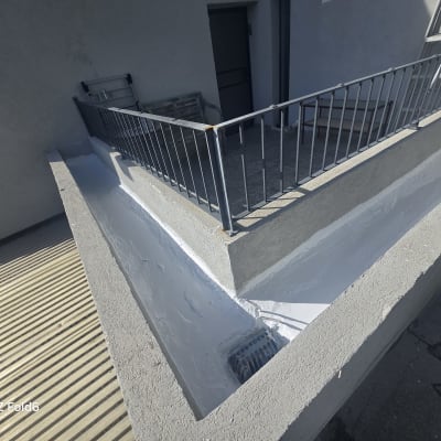 איטום גג עם חומר לבן ומעקה מתכת