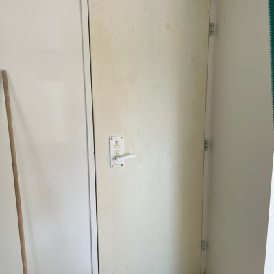 דלת עם מנעול וידית לבנה