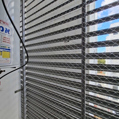 רשת למניעת כניסת יונים על חלון בניין