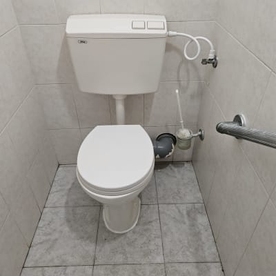 אסלה עם מיכל הדחה וצינור מים