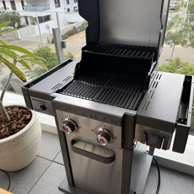 גריל גז על מרפסת עם נוף עירוני ברקע