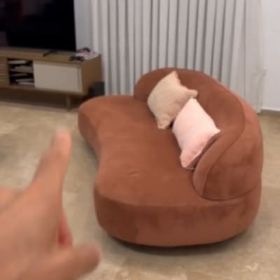סלון ביתי ובו ספה מעוצבת ומזנון טלוויזיה