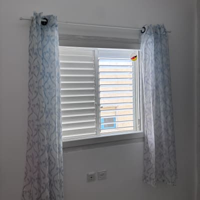 וילון וחלון עם תריסים בחדר