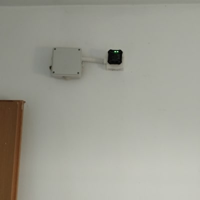 קופסת חיבורים חשמלית עם חוטים על הקיר