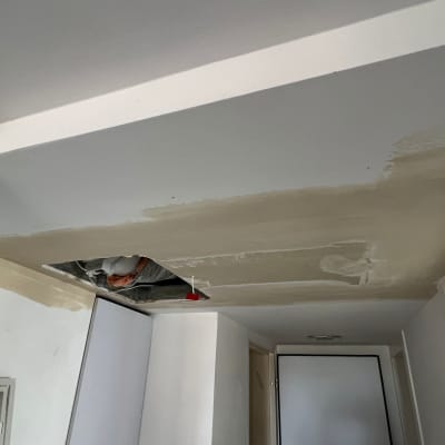 תיקון תקרת גבס עם טיח וחומרי בנייה