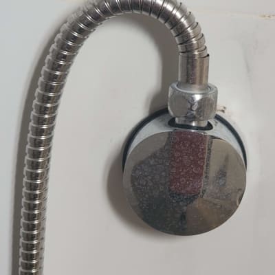 צינור מתכת גמיש מחובר לקיר