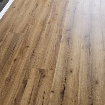 רצפת פרקט עץ בגוון חום בהיר