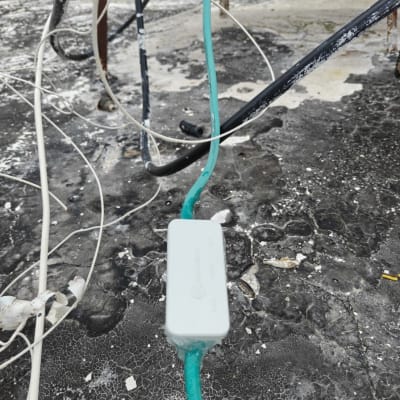 כבלים חשמליים על רצפה עם חיבורים