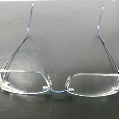 משקפיים ללא מסגרת על שולחן כהה