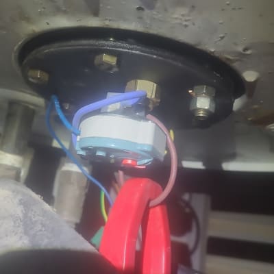 חלקים פנימיים של דוד שמש עם חיבורים חשמליים