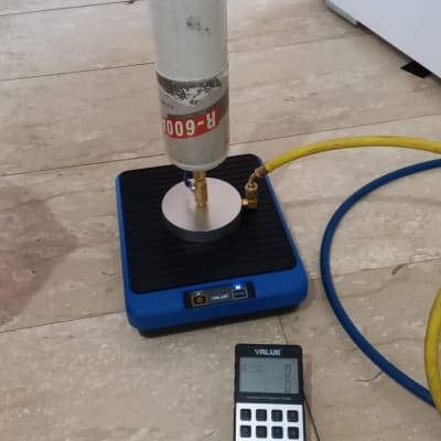 מיכל גז על משקל דיגיטלי עם צינור צהוב