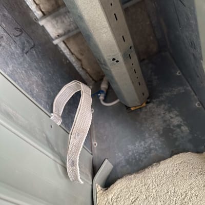 פרופיל אלומיניום עם חורים ומסגרת מתכת