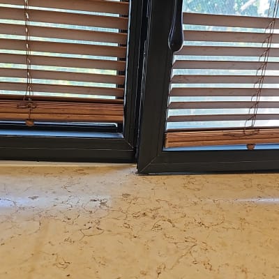 מסגרת חלון אלומיניום עם ידית שחורה