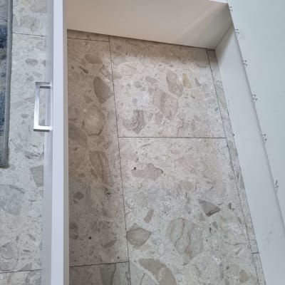 מסגרת עץ לבנה עם ידית מתכת על רצפה