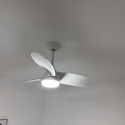 מאוורר תקרה עם תאורה מובנית