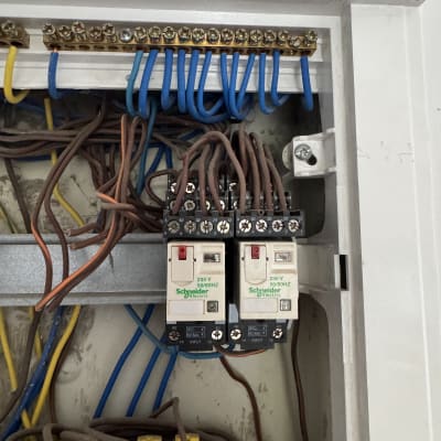 לוח חשמל עם חוטים ומפסקים חשמליים