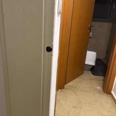 דלת עם חור למנעול ללא מנעול