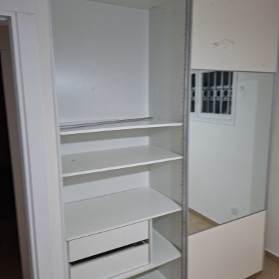 ארון לבן עם מדפים ודלת מראה