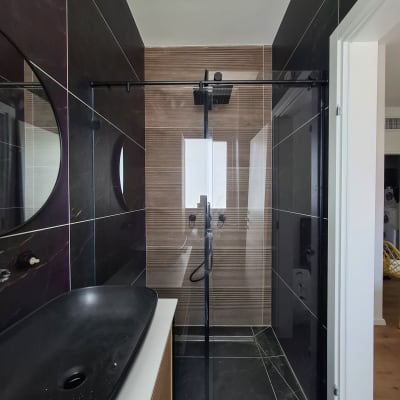 מקלחון זכוכית עם ראש מקלחת מרובע