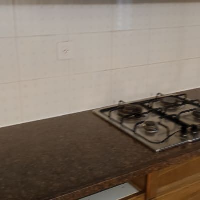 כיריים גז על משטח עבודה במטבח