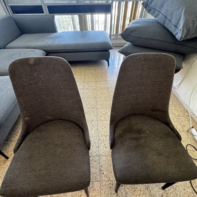 שני כיסאות וספה עם כתמים, ניקוי ספות