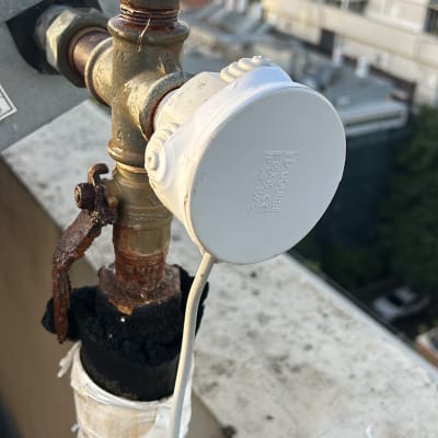 צנרת עם שסתום ומכשיר על גג