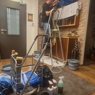 אדם על סולם מתקין מזגן עם כלים