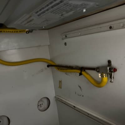 צינור גז צהוב מחובר לשסתום מתכת