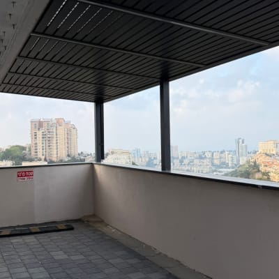 פרגולה מאלומיניום על מרפסת עם נוף עירוני