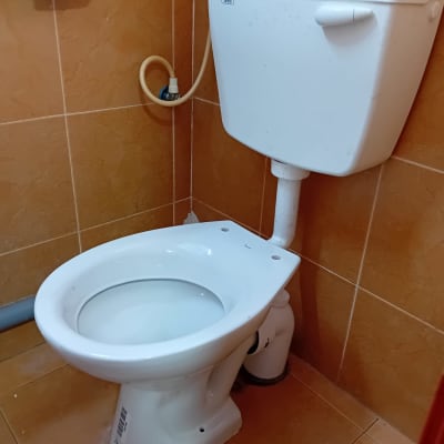 אסלה עם מיכל הדחה וצינור חיבור