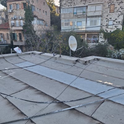 גג עם יריעות איטום וכבלים