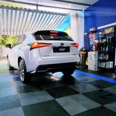 רכב לבן בחניון עם מדפים מלאים במוצרים