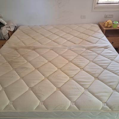 מזרן נקי בחדר שינה עם שולחנות צד