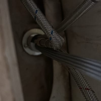 צינורות מתכת מחוברים לקיר