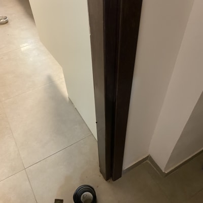 מברשת צבע ודלת עם מסגרת עץ
