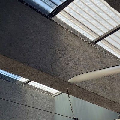 דוקרנים על גג למניעת כניסת יונים