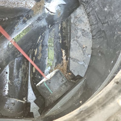 צינור מים עם חיבורי פלסטיק ותיקון