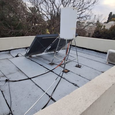 גג אטום עם יריעות ביטומניות ומתקן סולארי