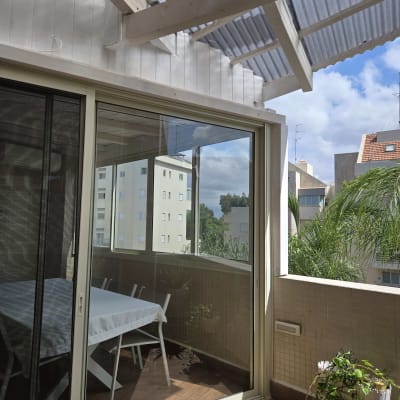 סגירת מרפסת באמצעות ויטרינת אלומיניום וחלונות הזזה מזכוכית